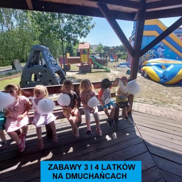 Zabawy 3 i 4 latków na dmuchańcach